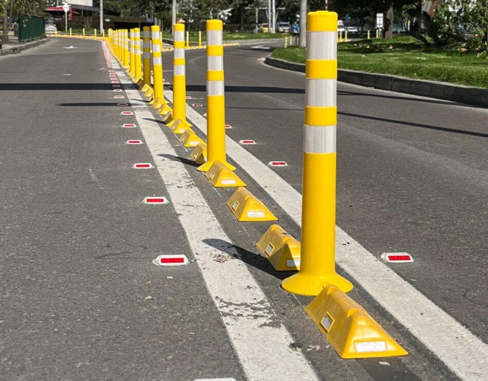 En zonas de delimitación o protección de áreas de estacionamiento, el tachón separador y el hito flexible se complementan perfectamente para ordenar el tráfico y dar mayor seguridad a los usuarios.