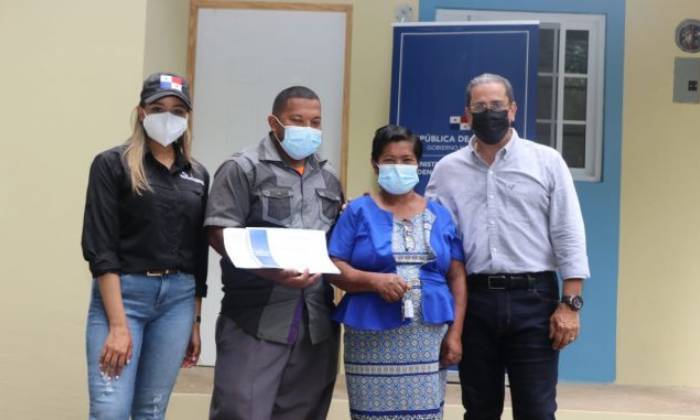 Paredes entrega tres viviendas a familias que viven en vulnerabilidad en Arraiján