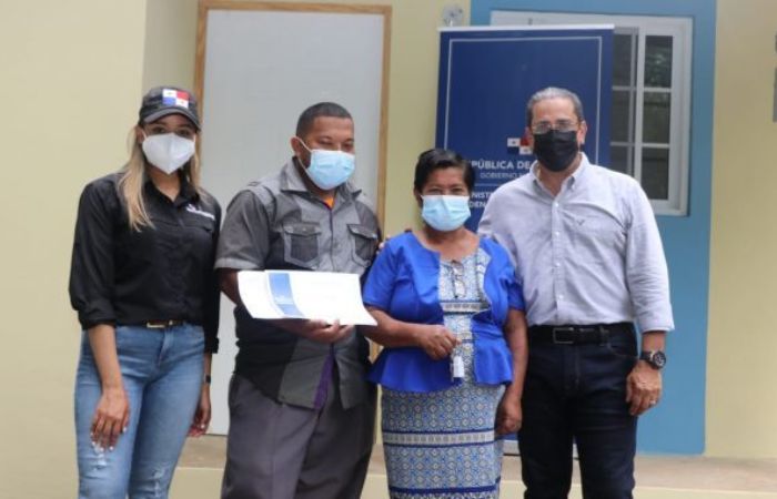 Paredes entrega tres viviendas a familias que viven en vulnerabilidad en Arraiján