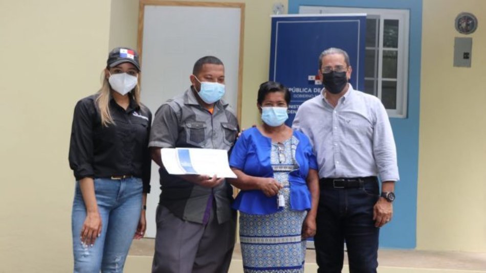 Paredes entrega tres viviendas a familias que viven en vulnerabilidad en Arraiján